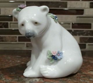Lladro 6356 " Polar Bear Seated With Flowers " Polar Bear W Flowers - Chip,  Rv$240