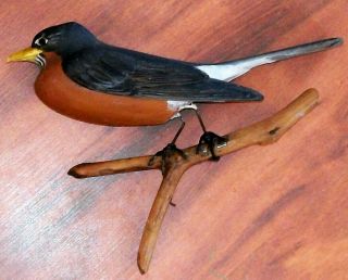 Vintage Harris Ilsley Hand Carved Wood Bird Robin No 9