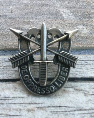 Us Army Special Forces Airborne Di With The Pierced Skull/opposing Skulls