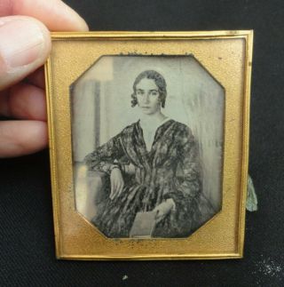 Early 6th Plate Daguerreotype Of A Woman