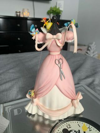 Classics Walt Disney Cinderella " A Lovely Dress For Cinderelly " Figurine