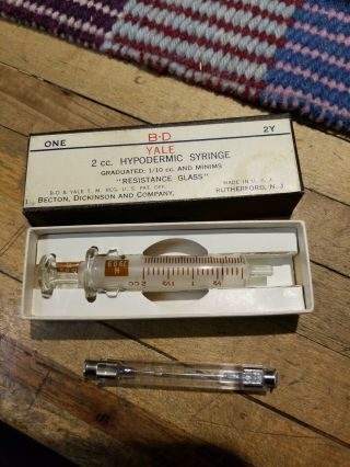 Vintage B - D Yale Hypodermic Syringe No.  2y,  " Resistance Glass ",  2 Needles W/ Box