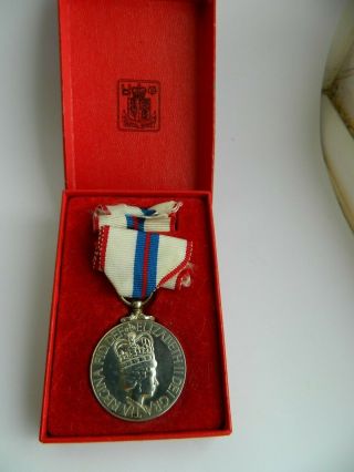 Vintage Queens Silver Jubilee Medal 1952 - 1977 With Ribbons.
