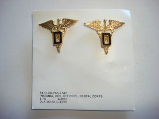 Set Of 2 Us Army Dental Corps Metal Badges On Display Card,  Year 1983