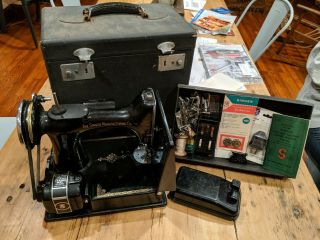 Vintage 1939 Black Singer Featherweight 221 Sewing Machine - Machine