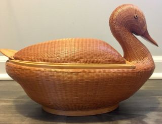 Shanghai Handicrafts Vintage Woven Duck Basket W/Lid - Peoples Republic Of China. 2
