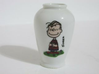 Snoopy Peanuts Charlie Brown Determined Vintage Ceramic Mini Vase Linus 1977