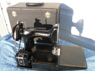 Singer 221 Vintage Featherweight Sewing Machine 1955 - 57 2