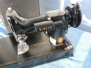 Singer 221 Vintage Featherweight Sewing Machine 1955 - 57 3