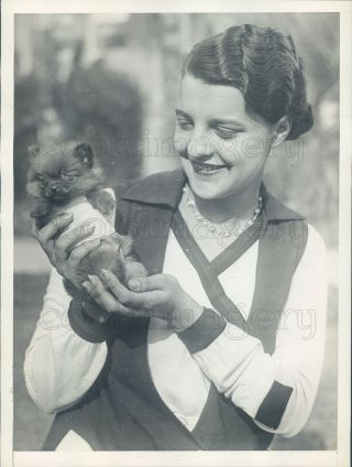 1929 Press Photo 1920s Woman Holding Cute Orange Pomeranian Dog