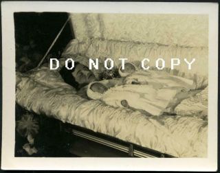 Post Mortem Of Mother And Her Dead Twins In Coffin - Incredible Photo,  C.  1930