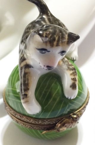 Signed Limoges Hinged TRINKET BOX Peint Main Kitty CAT On Ball Of Yarn & Mouse 2