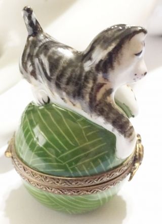 Signed Limoges Hinged TRINKET BOX Peint Main Kitty CAT On Ball Of Yarn & Mouse 3