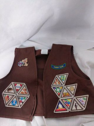 Girl Scouts Brownie Vest Sz Medium Patches Badges