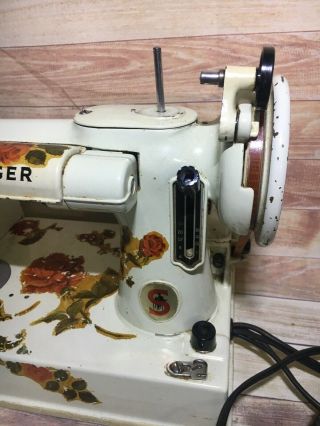 Vintage 1964 SINGER 221K White Featherweight Sewing Machine 2