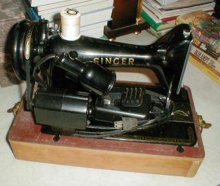 Vintage Singer Model 99 - 31 Sewing Machine with Case Accessories & Instructions 3