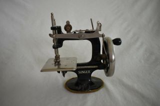 Antique Vintage Singer Toy Sewing Machine Small Child Nr