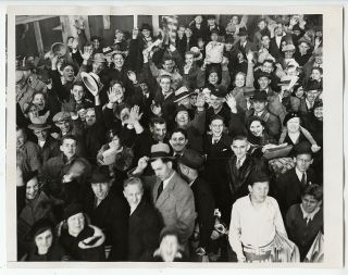 Vintage 1935 Classic View Of Crowd Waiting To Buy Baseball Tickets Press Photo