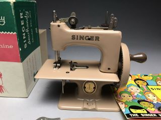 1955 Singer Sewhandy Model 20 Childs Sewing Machine W Box And Accessories 2