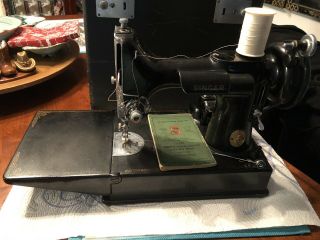 Singer 221–1 Featherweight 1946 Sewing Machine And Case