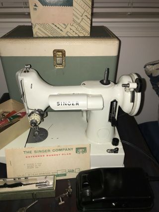 1964 Singer White 221 Featherweight Sewing Machine w/Case & Runs 2