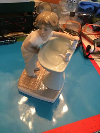 Lladro Figurine 4838 Up Time Little Girl At The Bathroom Sink