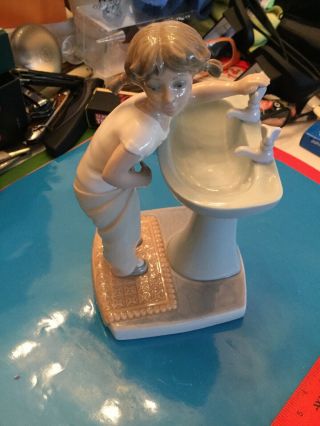 Lladro Figurine 4838 Up Time Little Girl at the Bathroom Sink 2