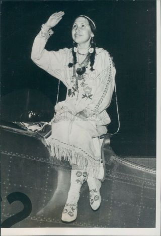 1937 Press Photo Beth Peace Native American Crow Woman In Native Dress