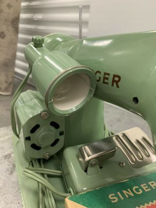 Vintage Singer 185J Sewing Machine Mid Century Jadite Green 2