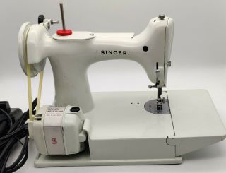 Singer 221 K Featherweight Sewing Machine white, 2