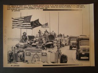 Persian Gulf War Press Wire Photo 1991 Convoy Of U S Marines Armed Personnel
