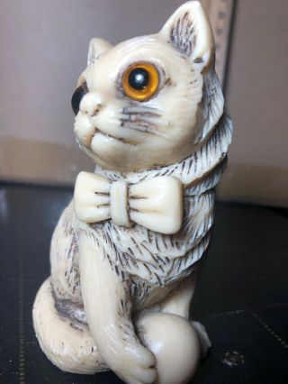 Vintage 3” Hard Plastic Cat Figurine Glass Eyes Bow,  Yarn.  Made In England 2