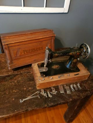 Vintage Singer Sewing Machine,  With Wooden Case.
