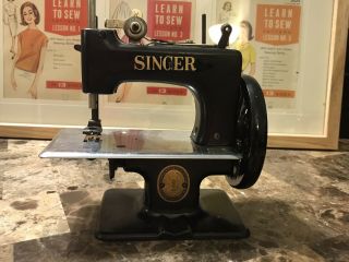 Vintage Singer Model 20 Sewhandy Child Sewing Machine Toy