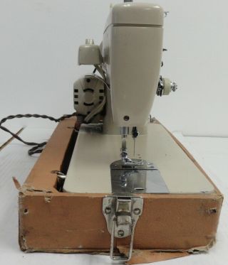 Singer Sewing Machine Model 237 Fashion Mate Zigzag W/ Case & Pedal (3H4.  31.  JK) 3