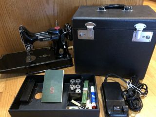 Very Good 1950 model Singer 221 - 1 Featherweight Sewing Machine with Case 2