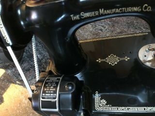 Very Good 1950 model Singer 221 - 1 Featherweight Sewing Machine with Case 3