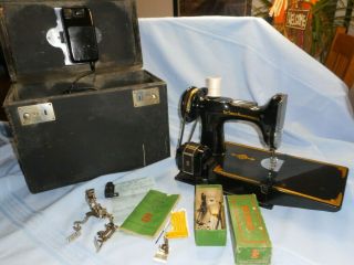 1953 Singer Featherweight 221 Sewing Machine In Case