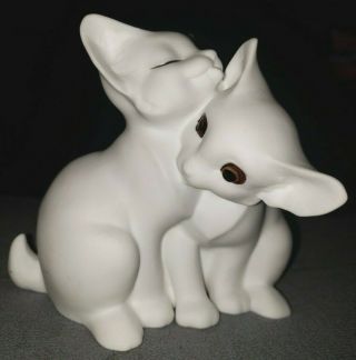 2 White Cats Snuggling Figurine Fine Bone China By Freeman For Gg