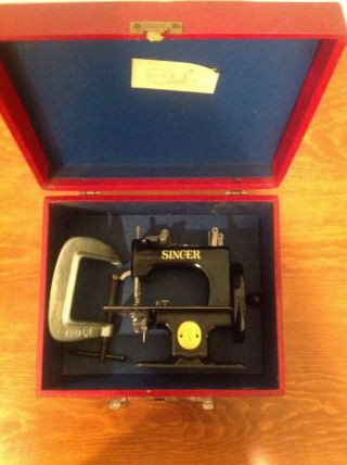 Vintage Childs Singer Sewing Machine With Carrying Case