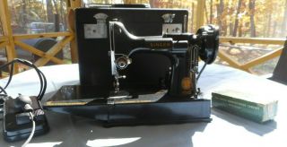 1957 Singer Featherweight 221 Sewing Machine In Case
