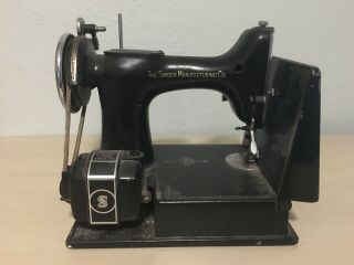The Singer Sewing Machine Featherweight 40’s Ag 610416