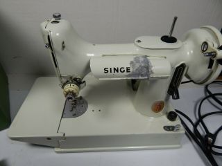 White Singer 221k Featherweight Sewing Machine In Green Case 1960 