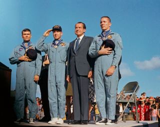 8x10 Nasa Photo - President Richard Nixon And The Apollo 13 Crew Members (e273)