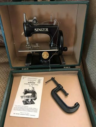 1930s Singer Child’s Sewing Machine No.  20 Black W/ Box & Carrying Case