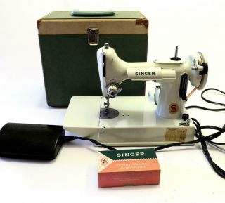 Vintage 1964 Singer 221k White Featherweight Sewing Machine Gb &