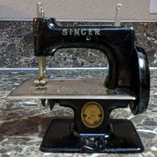 Vintage Singer Child Toy Mini Sewing Machine Salesmen Sample