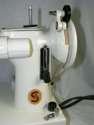 Singer WHITE 221K Featherweight Sewing Machine with Case 3