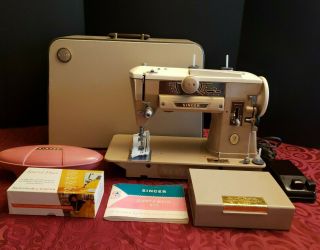 Vintage Singer 401a Sewing Machine W/buttonholer,  Accessories And Carrying Case