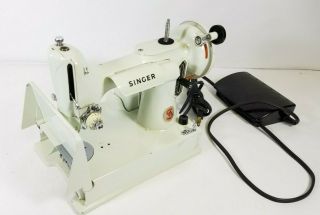 Vtg Singer White Featherweight 221K Sewing Machine w/ Case 3